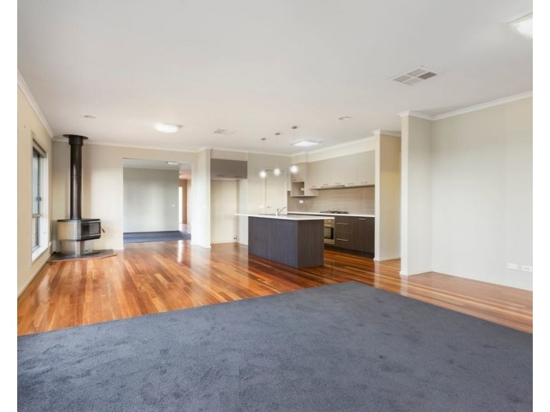 18 Poorinda Crescent, Kangaroo Flat VIC 3555
