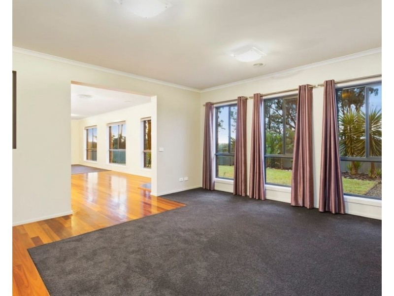 18 Poorinda Crescent, Kangaroo Flat VIC 3555