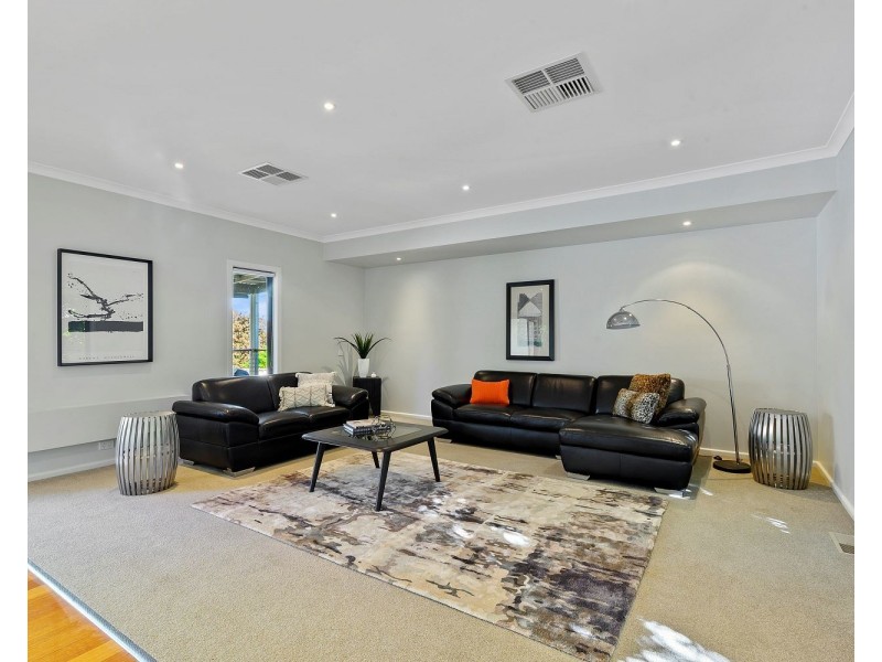 11 Mahon Avenue, Kennington VIC 3550