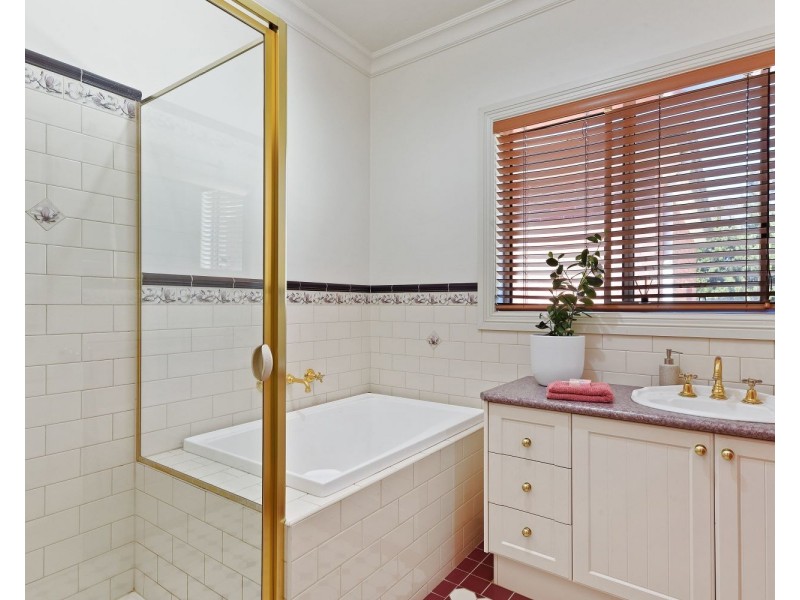 29 Isabella Grove, Strathdale VIC 3550