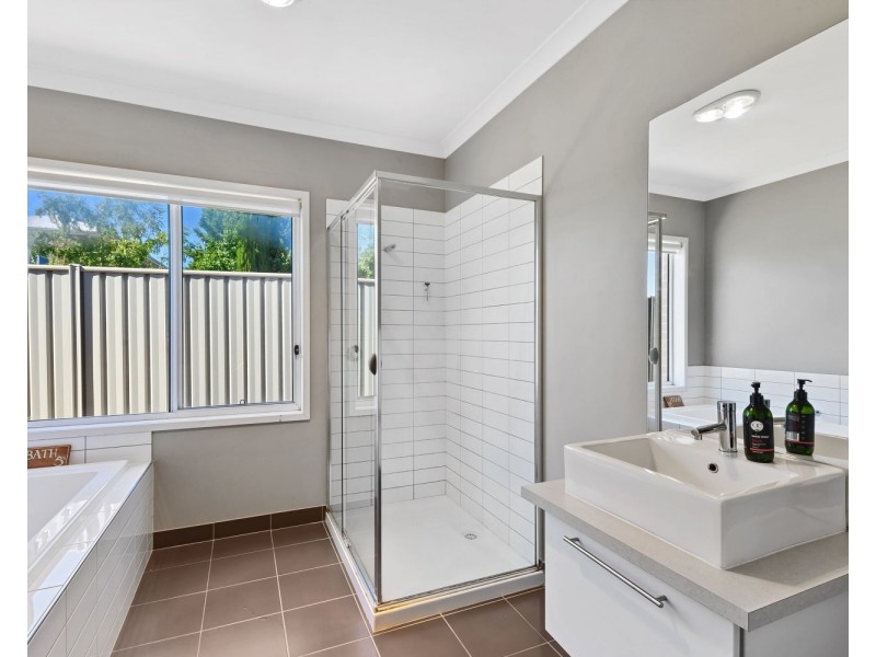 1 Emerald Avenue, White Hills VIC 3550