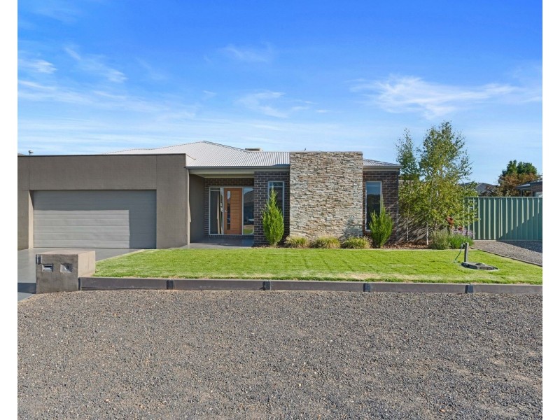 11 Stirling Avenue, Junortoun VIC 3551