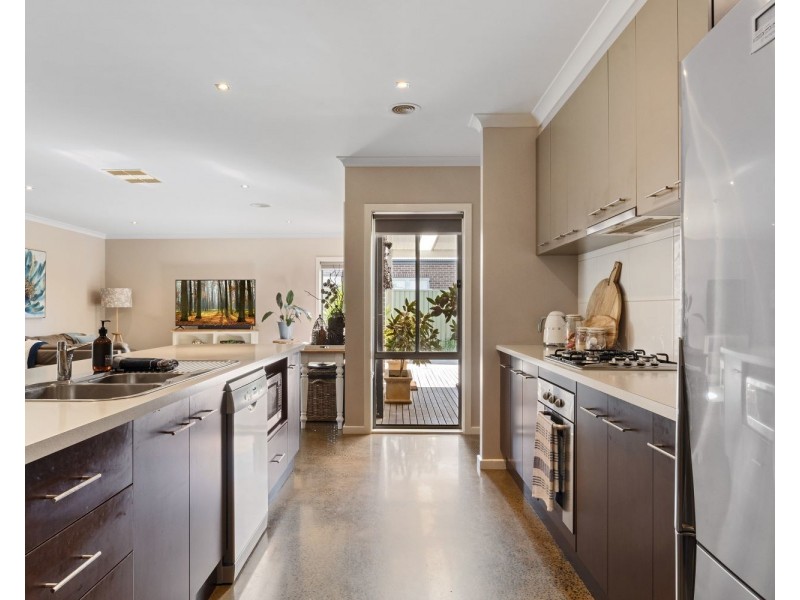 11 Stirling Avenue, Junortoun VIC 3551