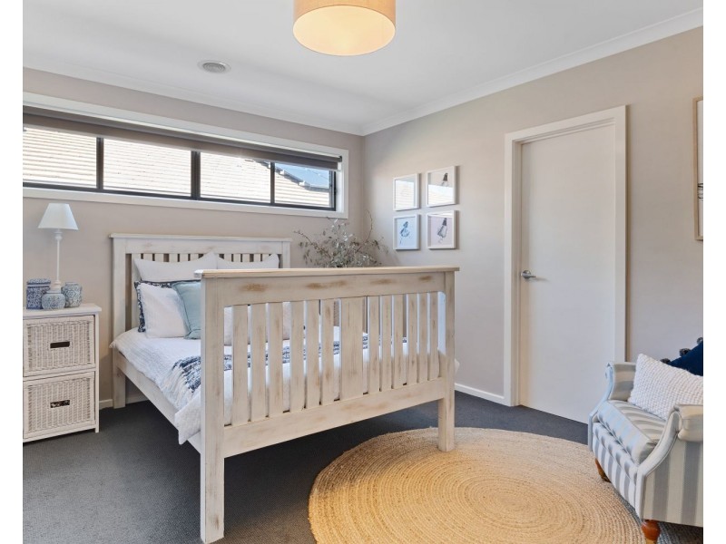 11 Stirling Avenue, Junortoun VIC 3551