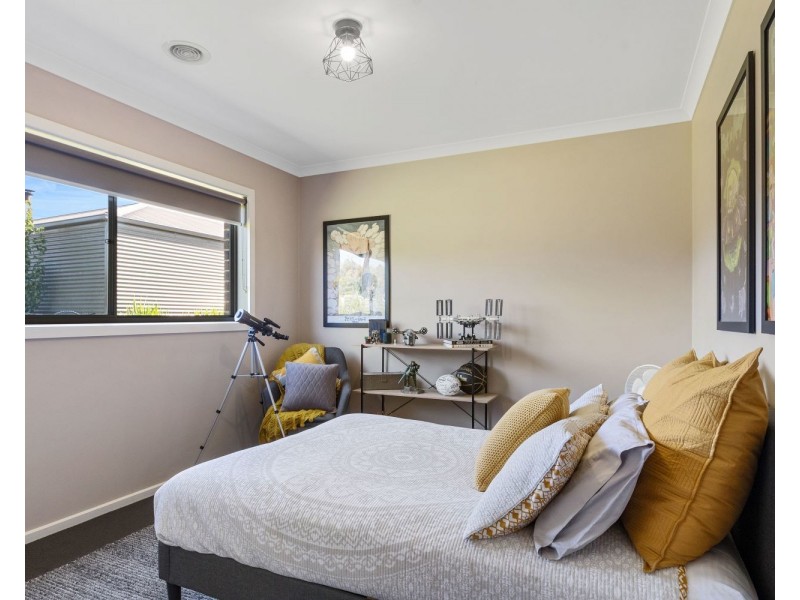 11 Stirling Avenue, Junortoun VIC 3551