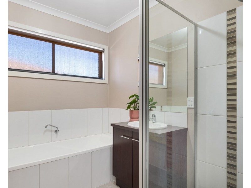 11 Stirling Avenue, Junortoun VIC 3551