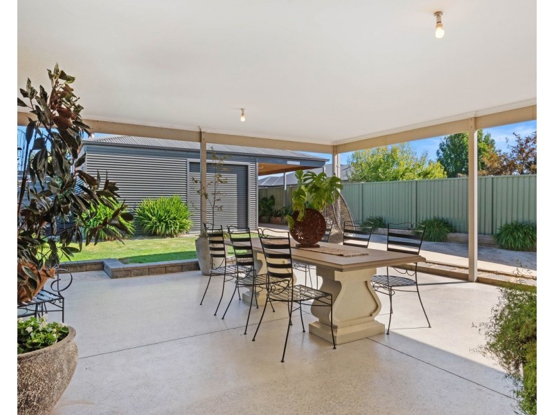 11 Stirling Avenue, Junortoun VIC 3551