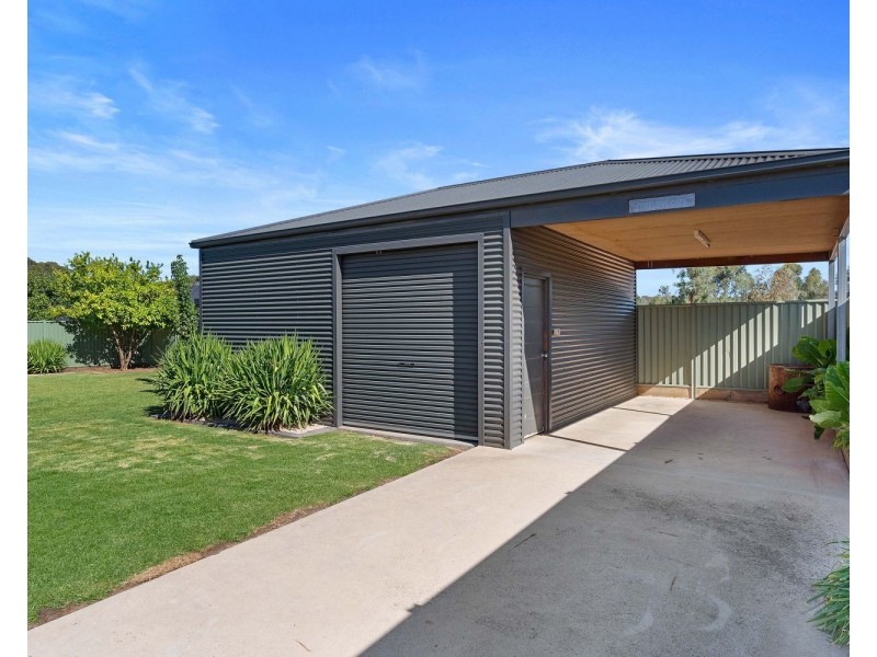 11 Stirling Avenue, Junortoun VIC 3551