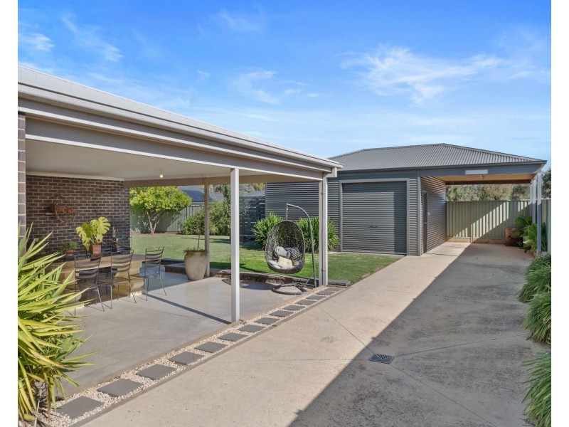 11 Stirling Avenue, Junortoun VIC 3551