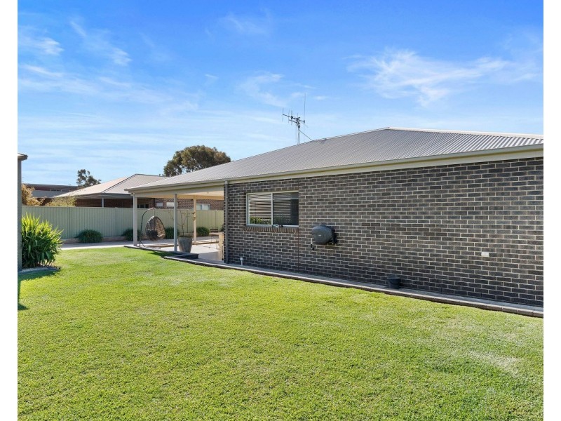 11 Stirling Avenue, Junortoun VIC 3551