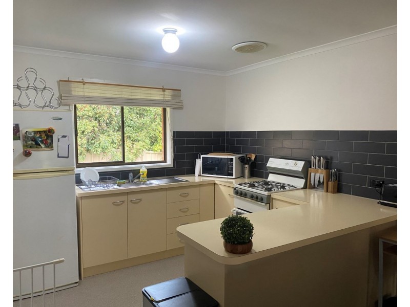 2/23 Osborne Street, Flora Hill VIC 3550