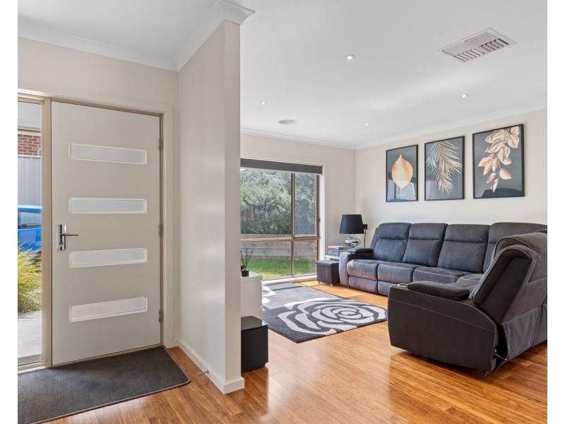 2/213 Aspinall Street, Kangaroo Flat VIC 3555