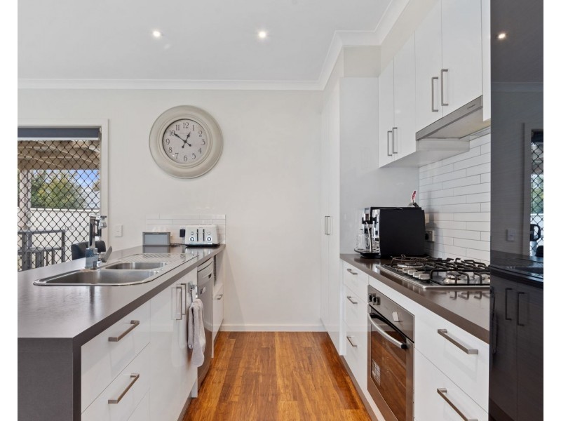 2/213 Aspinall Street, Kangaroo Flat VIC 3555