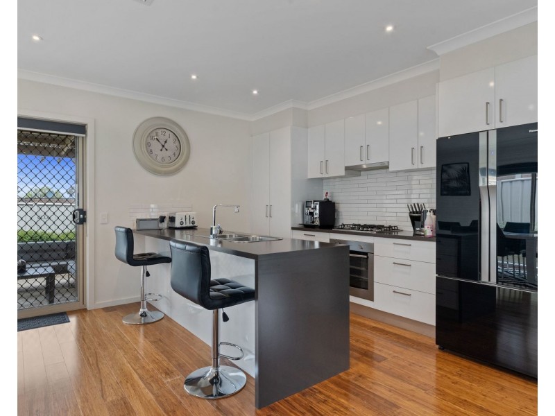 2/213 Aspinall Street, Kangaroo Flat VIC 3555