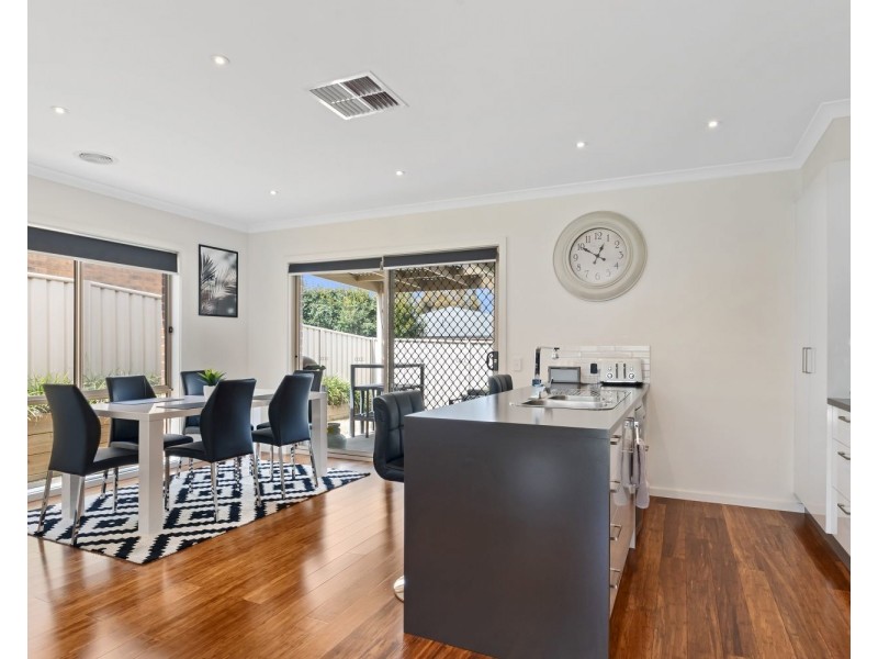 2/213 Aspinall Street, Kangaroo Flat VIC 3555