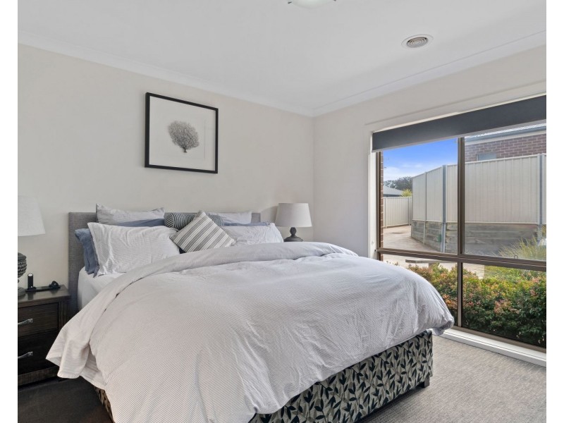 2/213 Aspinall Street, Kangaroo Flat VIC 3555