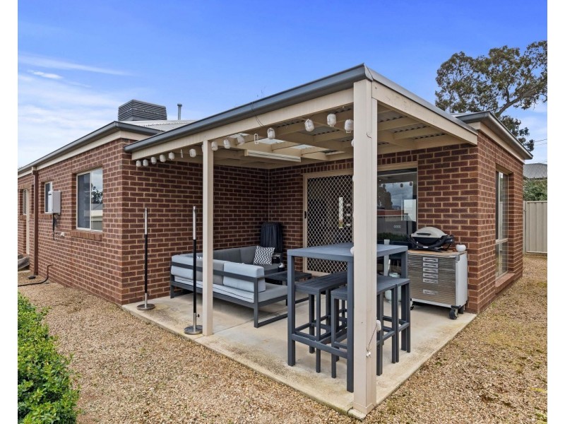 2/213 Aspinall Street, Kangaroo Flat VIC 3555