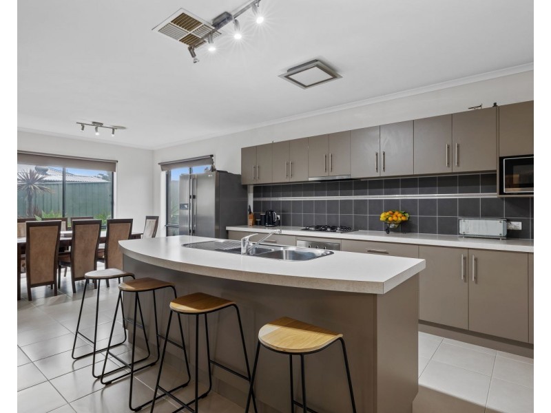24 St George Park Drive, Kangaroo Flat VIC 3555