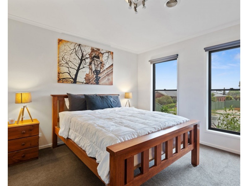 24 St George Park Drive, Kangaroo Flat VIC 3555