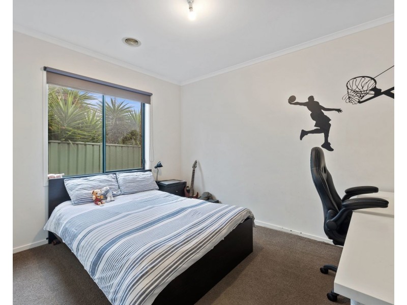 24 St George Park Drive, Kangaroo Flat VIC 3555