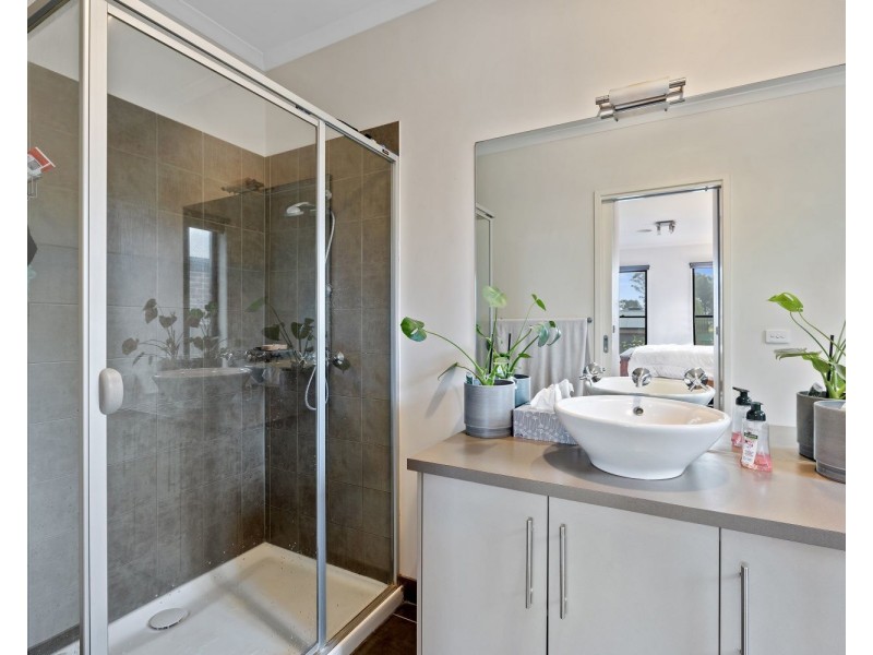 24 St George Park Drive, Kangaroo Flat VIC 3555