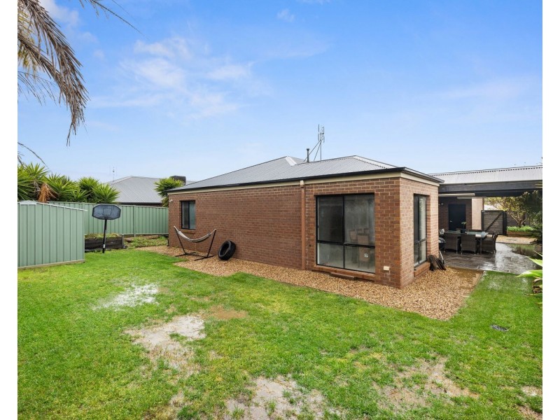 24 St George Park Drive, Kangaroo Flat VIC 3555