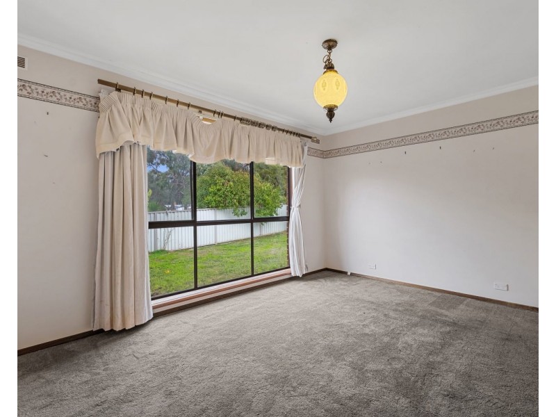 33 Emmett Street, Golden Square VIC 3555