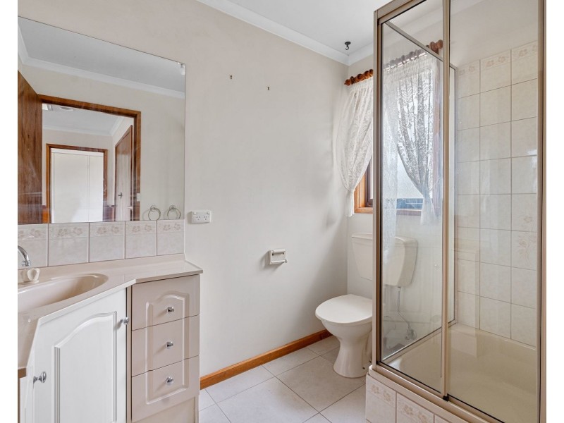 33 Emmett Street, Golden Square VIC 3555