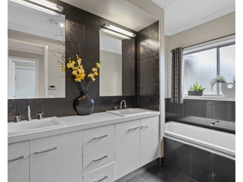 64 Pioneer Drive, Maiden Gully VIC 3551