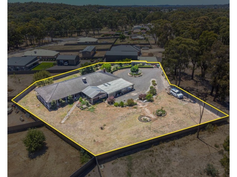 33 Stanley Crescent, Kangaroo Flat VIC 3555