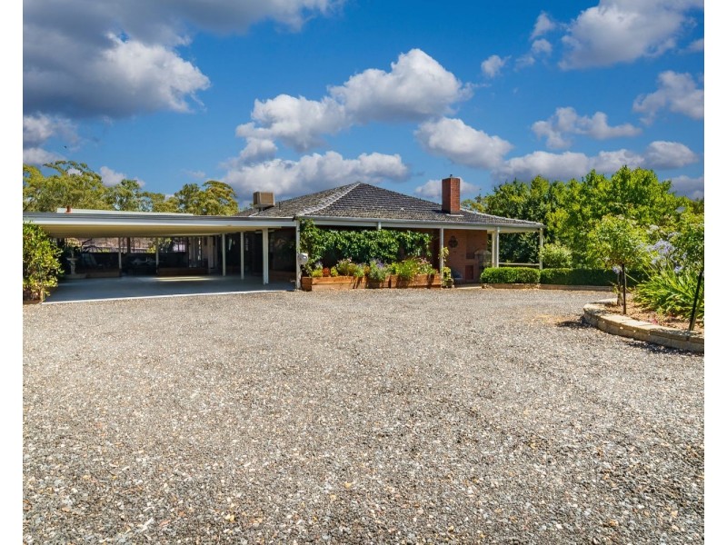 33 Stanley Crescent, Kangaroo Flat VIC 3555