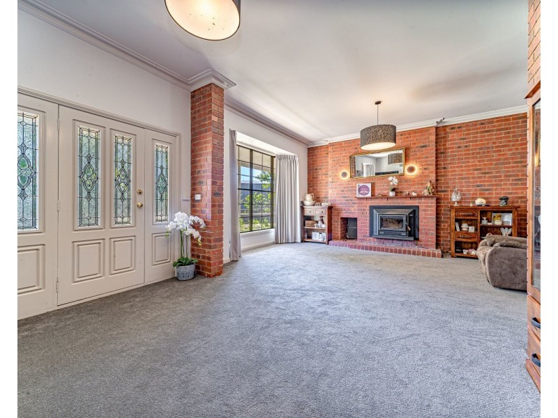 33 Stanley Crescent, Kangaroo Flat VIC 3555