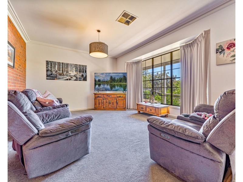 33 Stanley Crescent, Kangaroo Flat VIC 3555