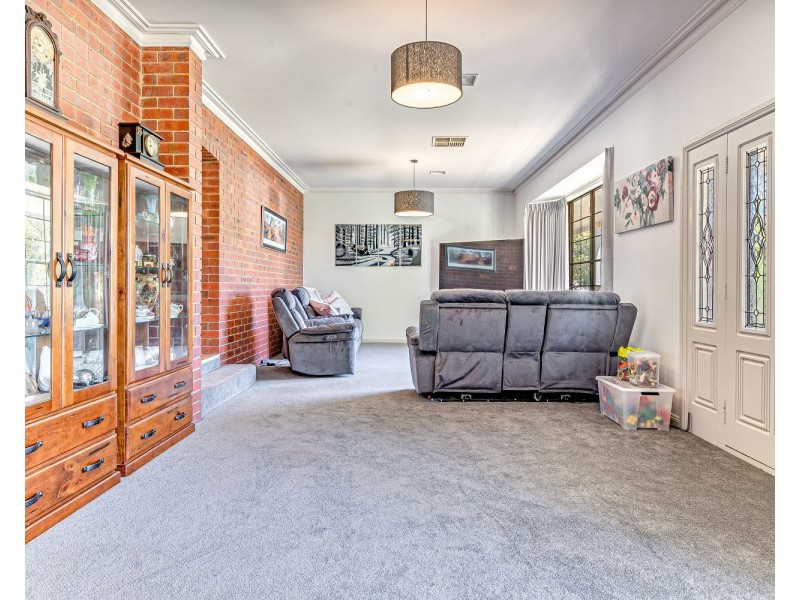 33 Stanley Crescent, Kangaroo Flat VIC 3555