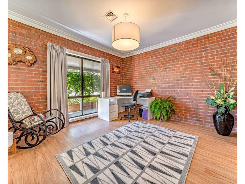 33 Stanley Crescent, Kangaroo Flat VIC 3555