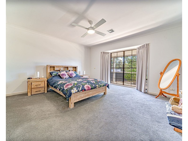 33 Stanley Crescent, Kangaroo Flat VIC 3555