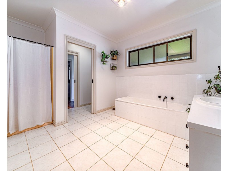 33 Stanley Crescent, Kangaroo Flat VIC 3555