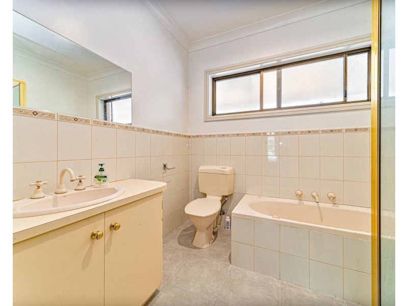 33 Stanley Crescent, Kangaroo Flat VIC 3555