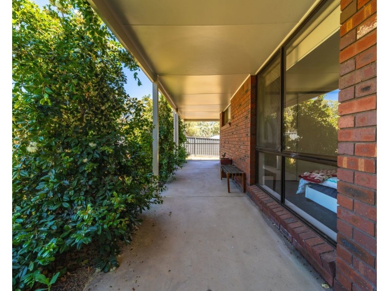 33 Stanley Crescent, Kangaroo Flat VIC 3555