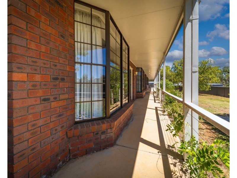 33 Stanley Crescent, Kangaroo Flat VIC 3555