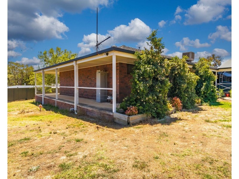 33 Stanley Crescent, Kangaroo Flat VIC 3555