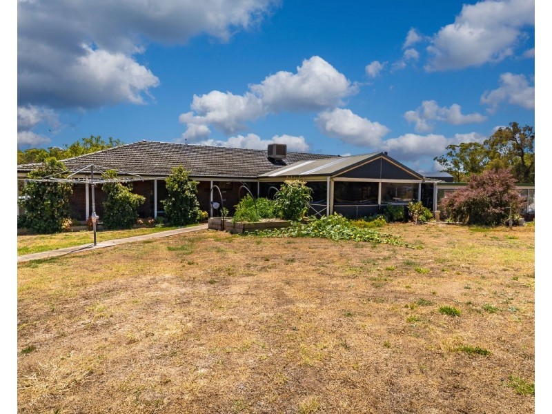 33 Stanley Crescent, Kangaroo Flat VIC 3555