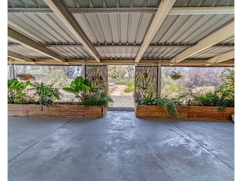 33 Stanley Crescent, Kangaroo Flat VIC 3555