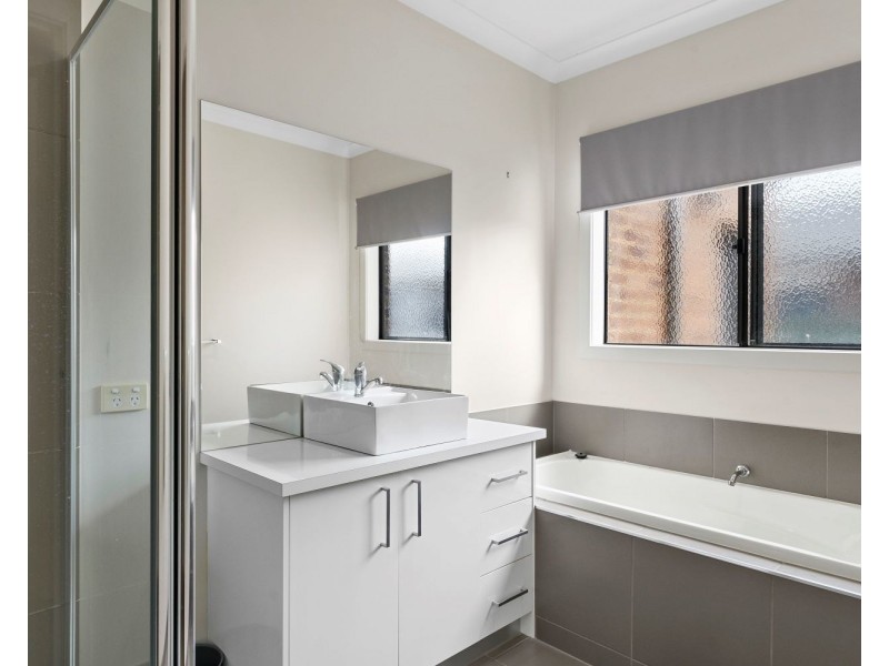 4 Triplett Avenue, Ascot VIC 3551