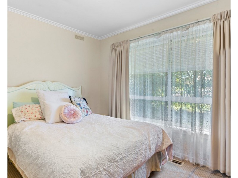 13 Cambridge Crescent, White Hills VIC 3550