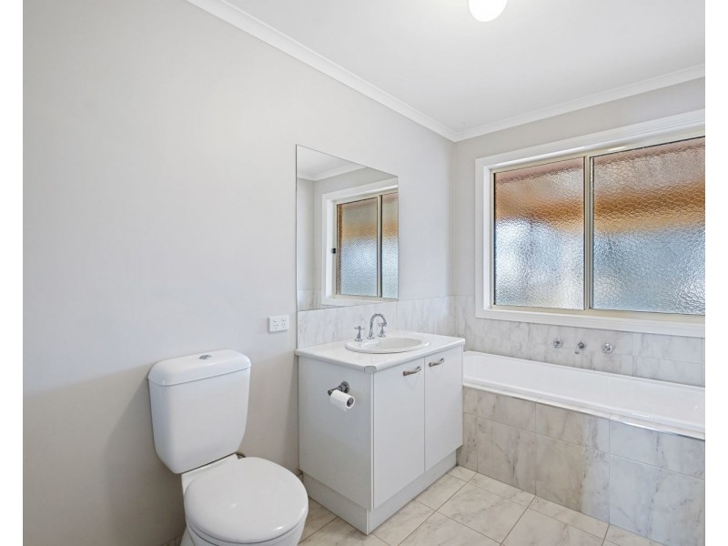 16 Irontree Close, Kangaroo Flat VIC 3555