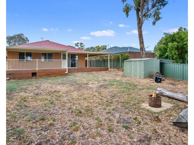 16 Irontree Close, Kangaroo Flat VIC 3555