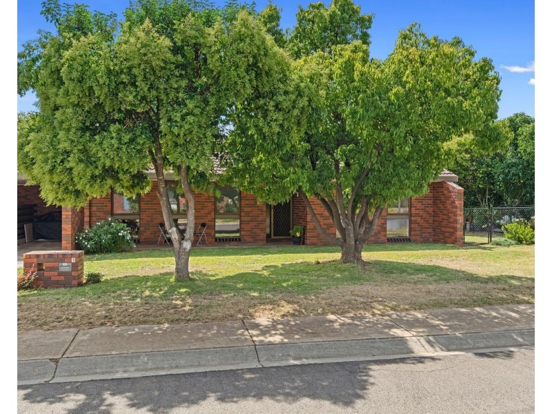 1/1 Nandina Court, Strathdale VIC 3550