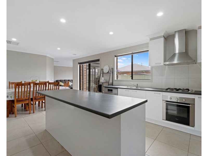 37 Cloverfields Crescent, Epsom VIC 3551