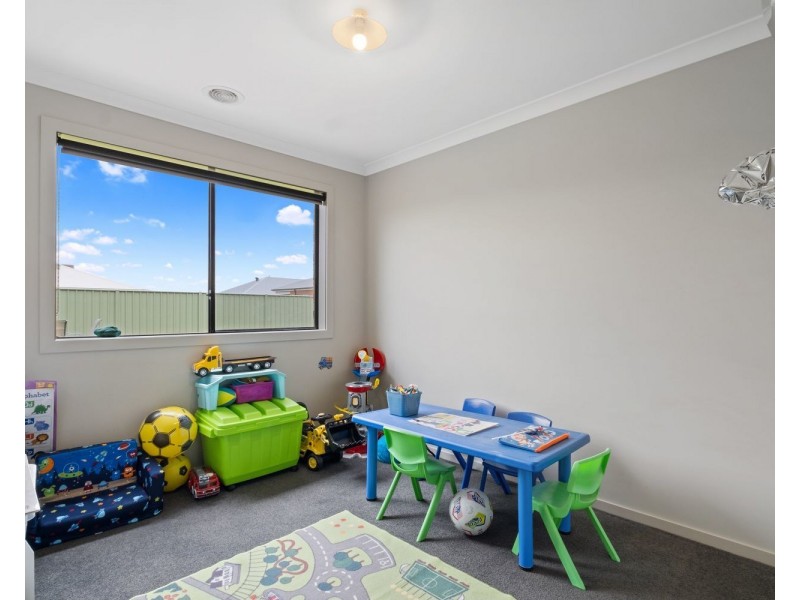 37 Cloverfields Crescent, Epsom VIC 3551